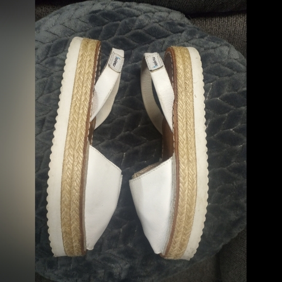 Handmade White Leather Sandals - Picture 4 of 9